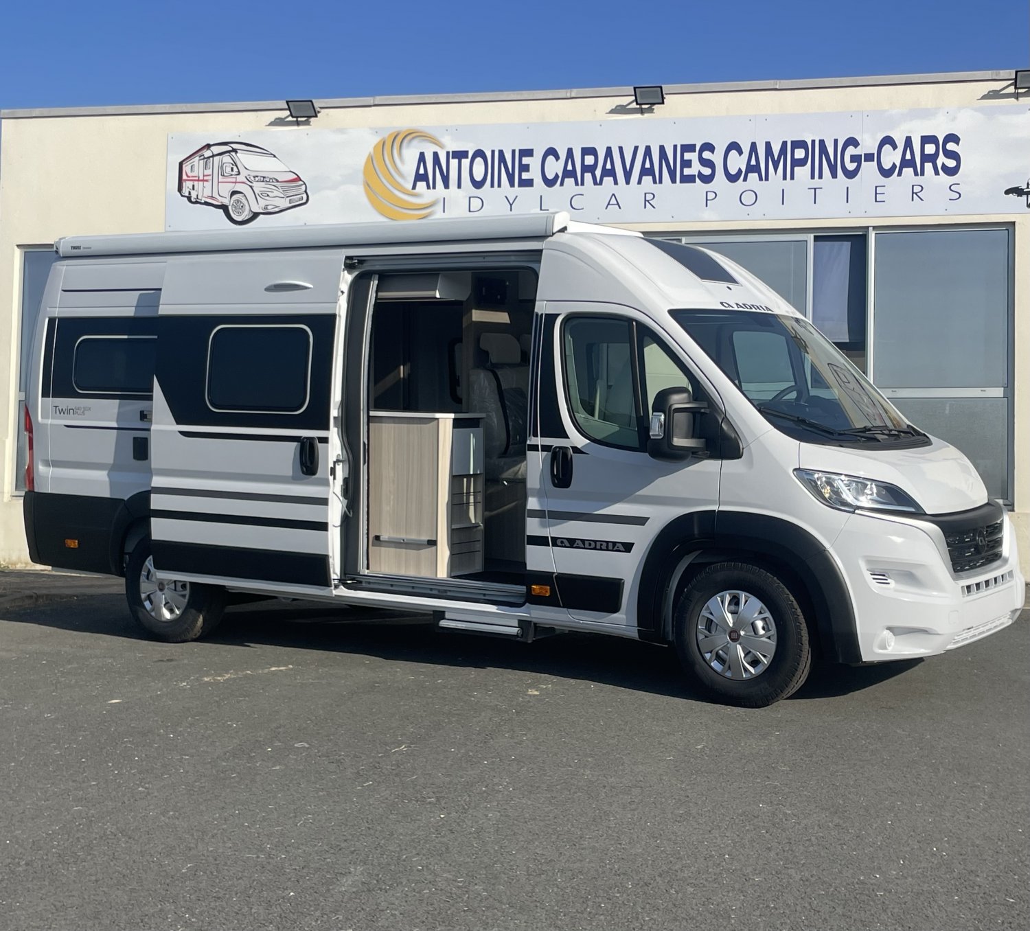 Champion Caravanes et Camping Car - Adria TWIN PLUS 640SGX à 75 390€