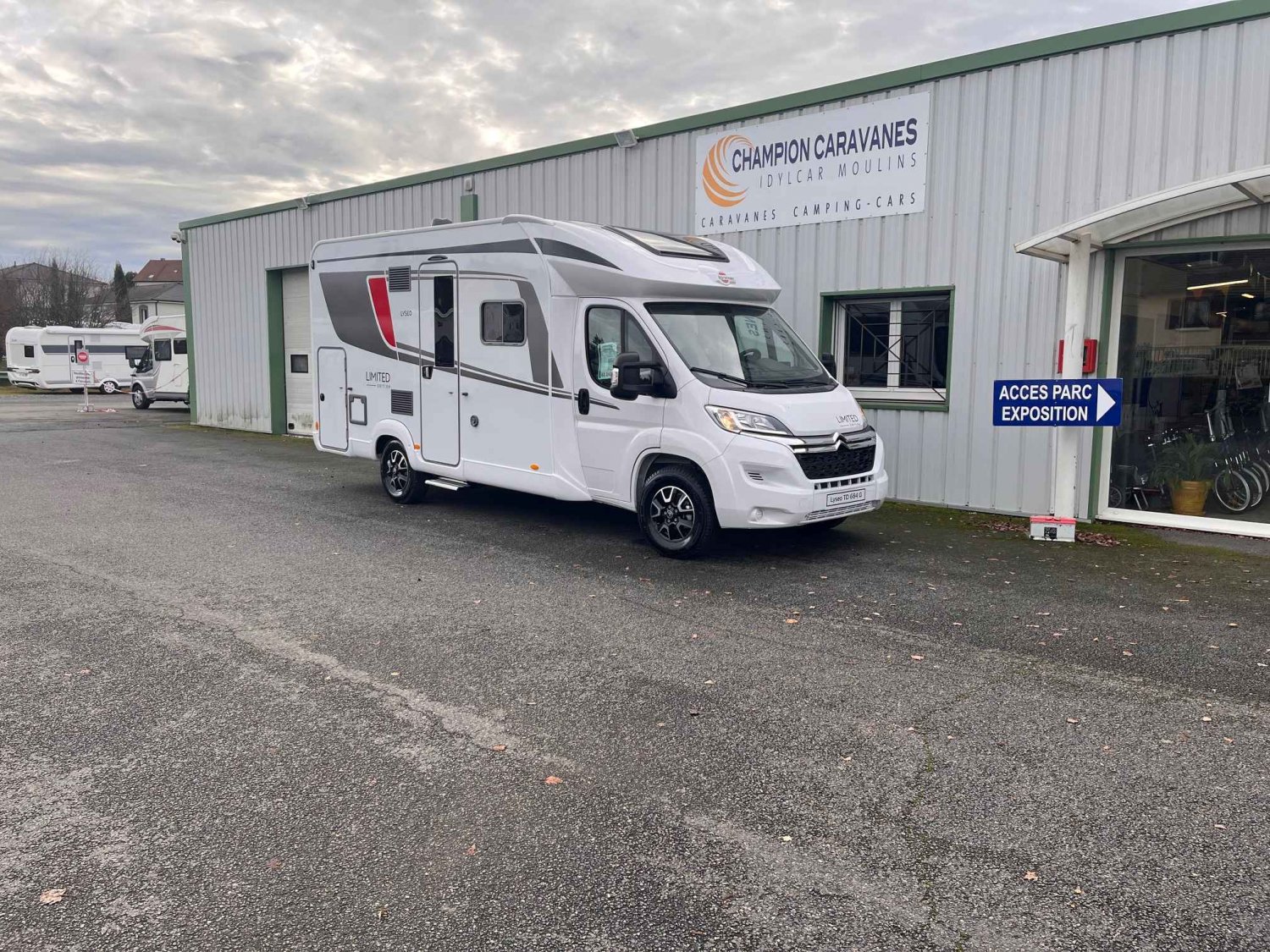 Champion Caravanes et Camping Car - Burstner LYSEO 684 G à 76 760 &euro;