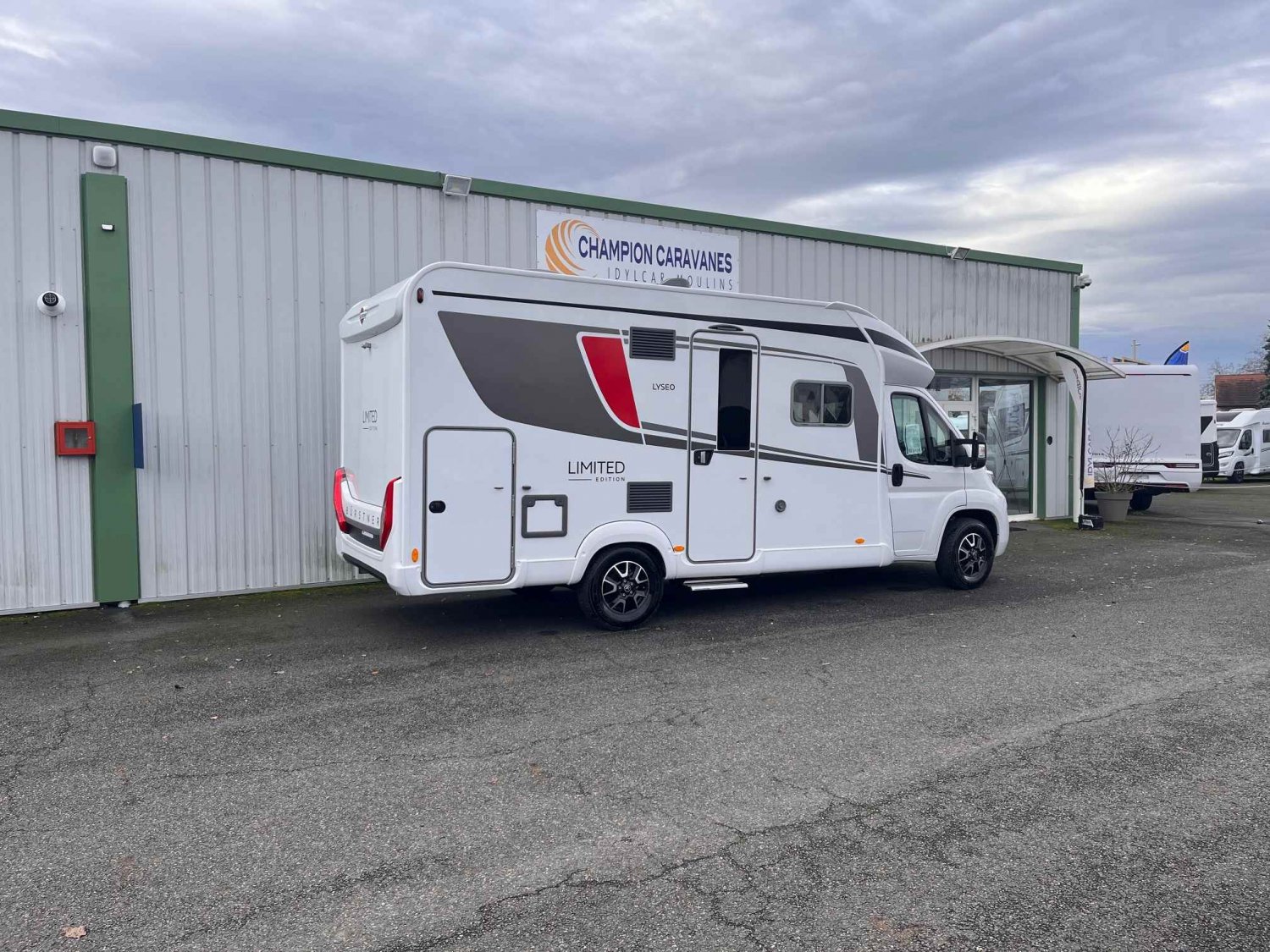 Champion Caravanes et Camping Car LYSEO 684 G Burstner