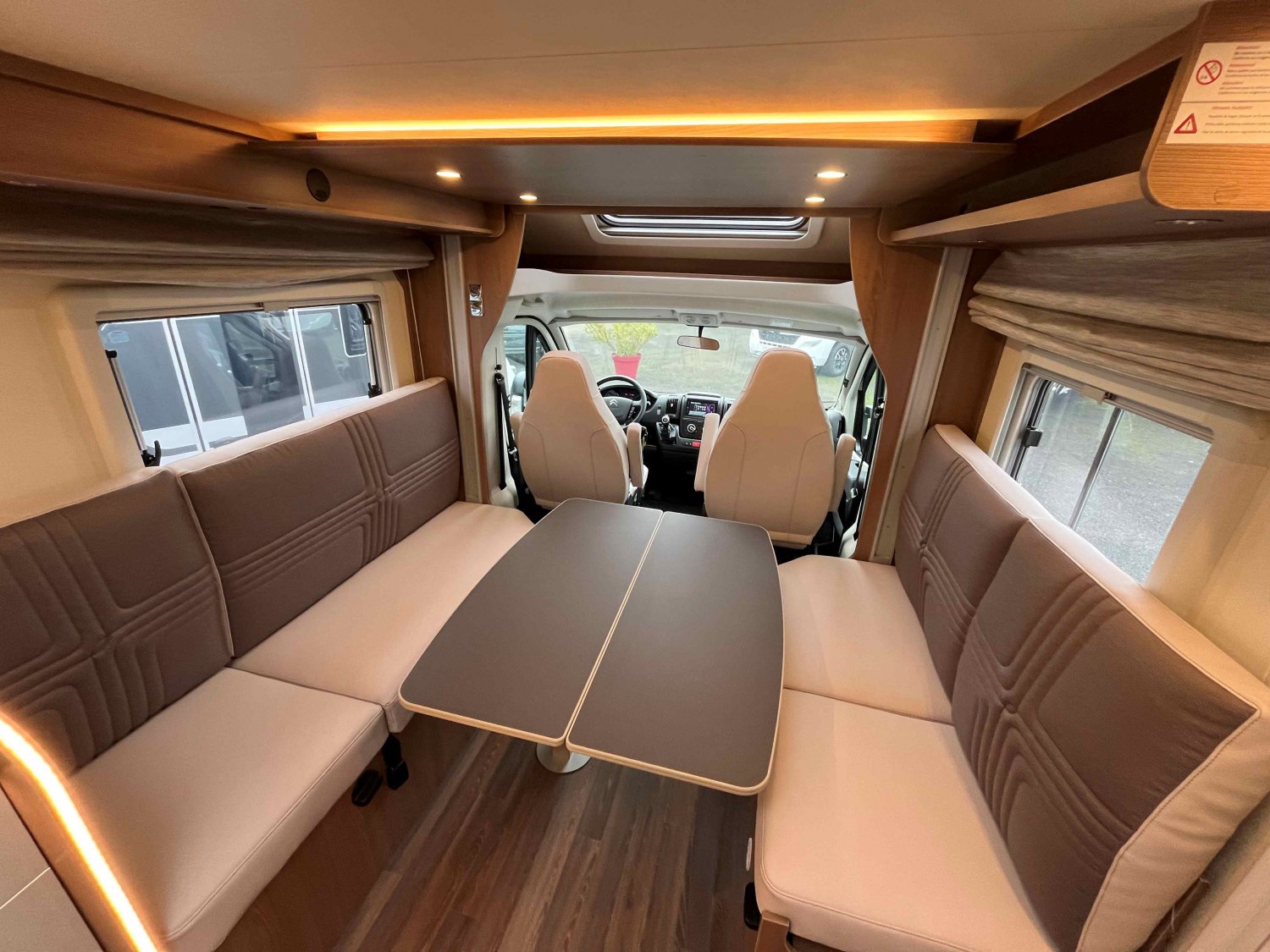 Champion Caravanes et Camping Car LYSEO 684 G Burstner