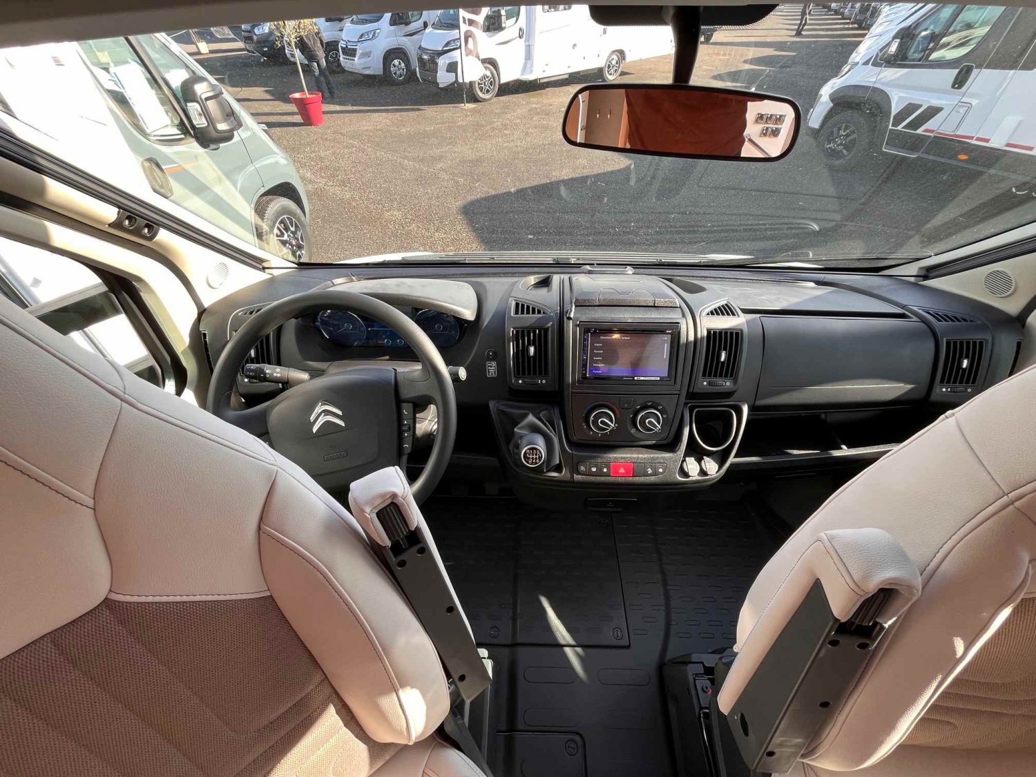 Champion Caravanes et Camping Car LYSEO 684 G Burstner