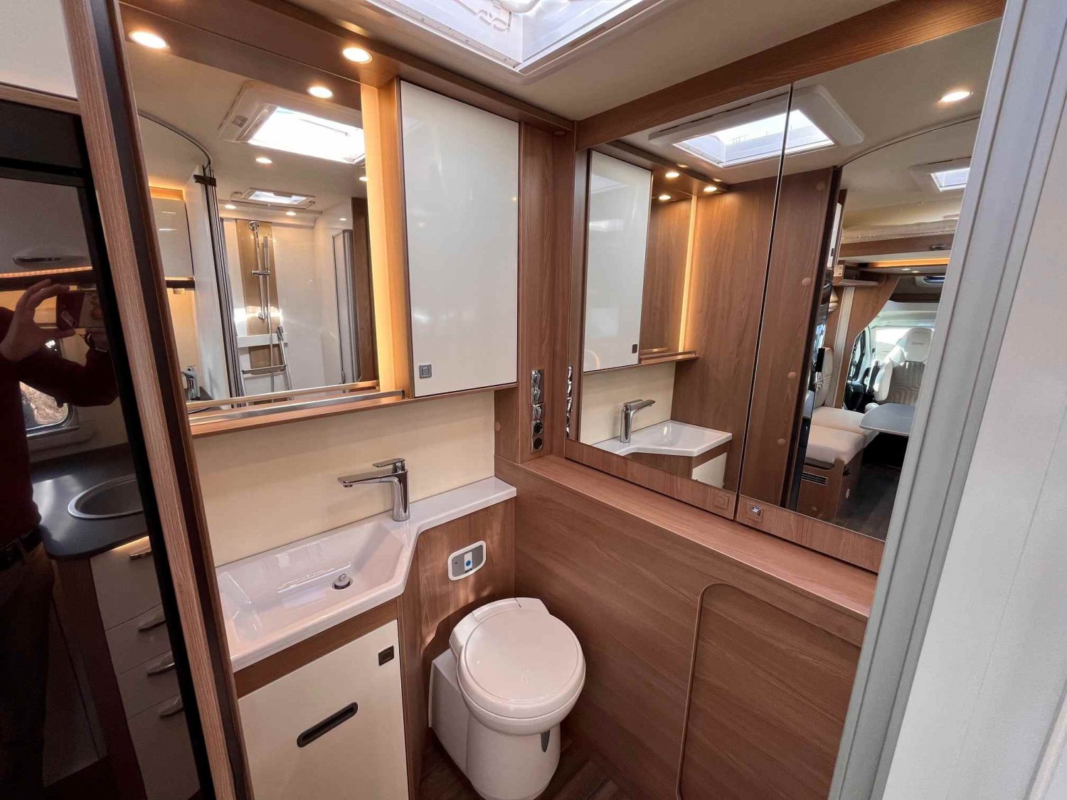 Champion Caravanes et Camping Car LYSEO 684 G Burstner