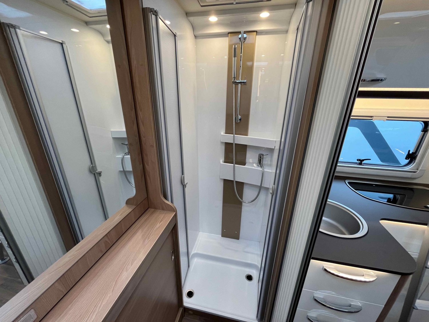 Champion Caravanes et Camping Car LYSEO 684 G Burstner