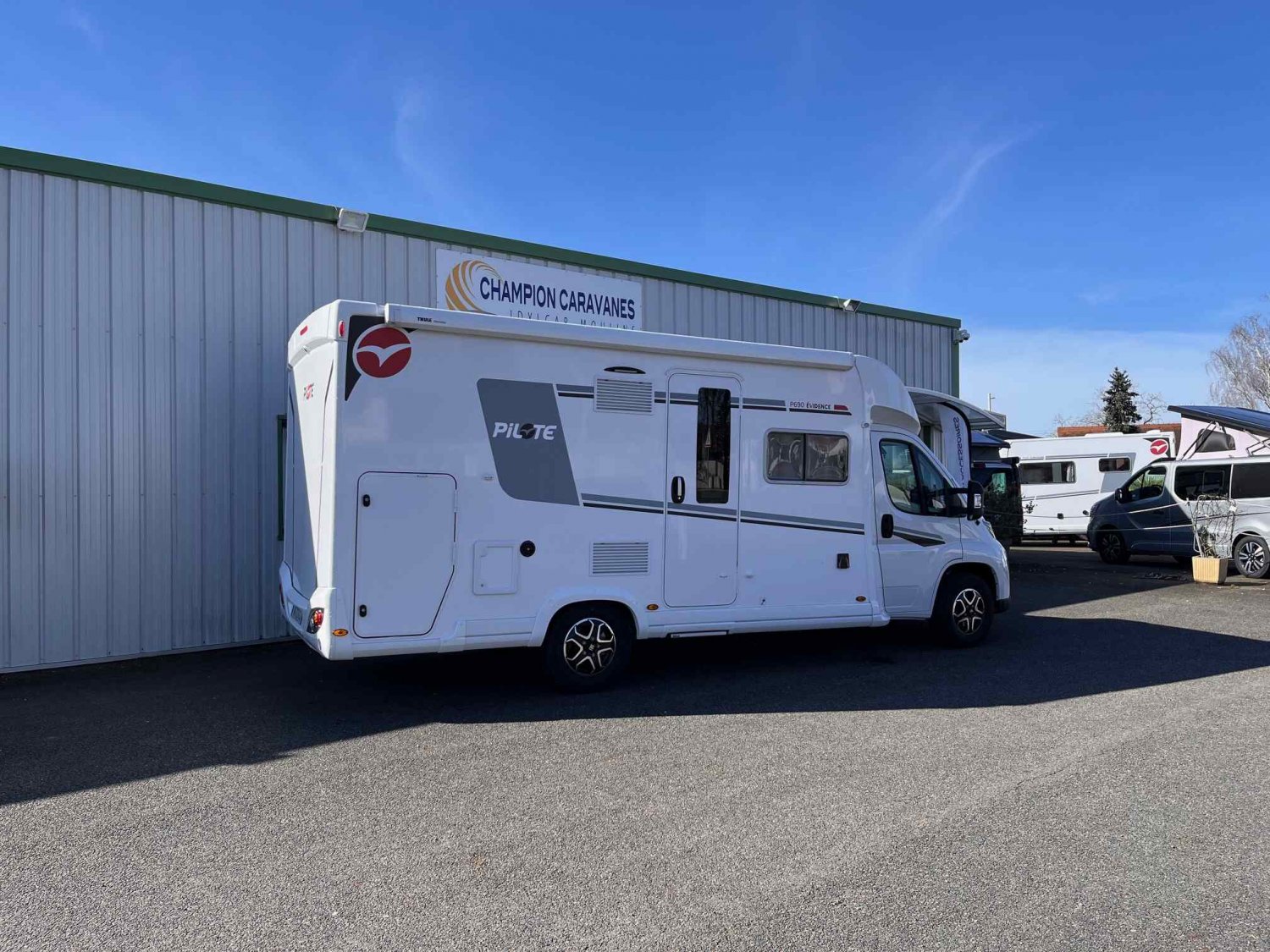 Champion Caravanes et Camping Car P 690 Pilote