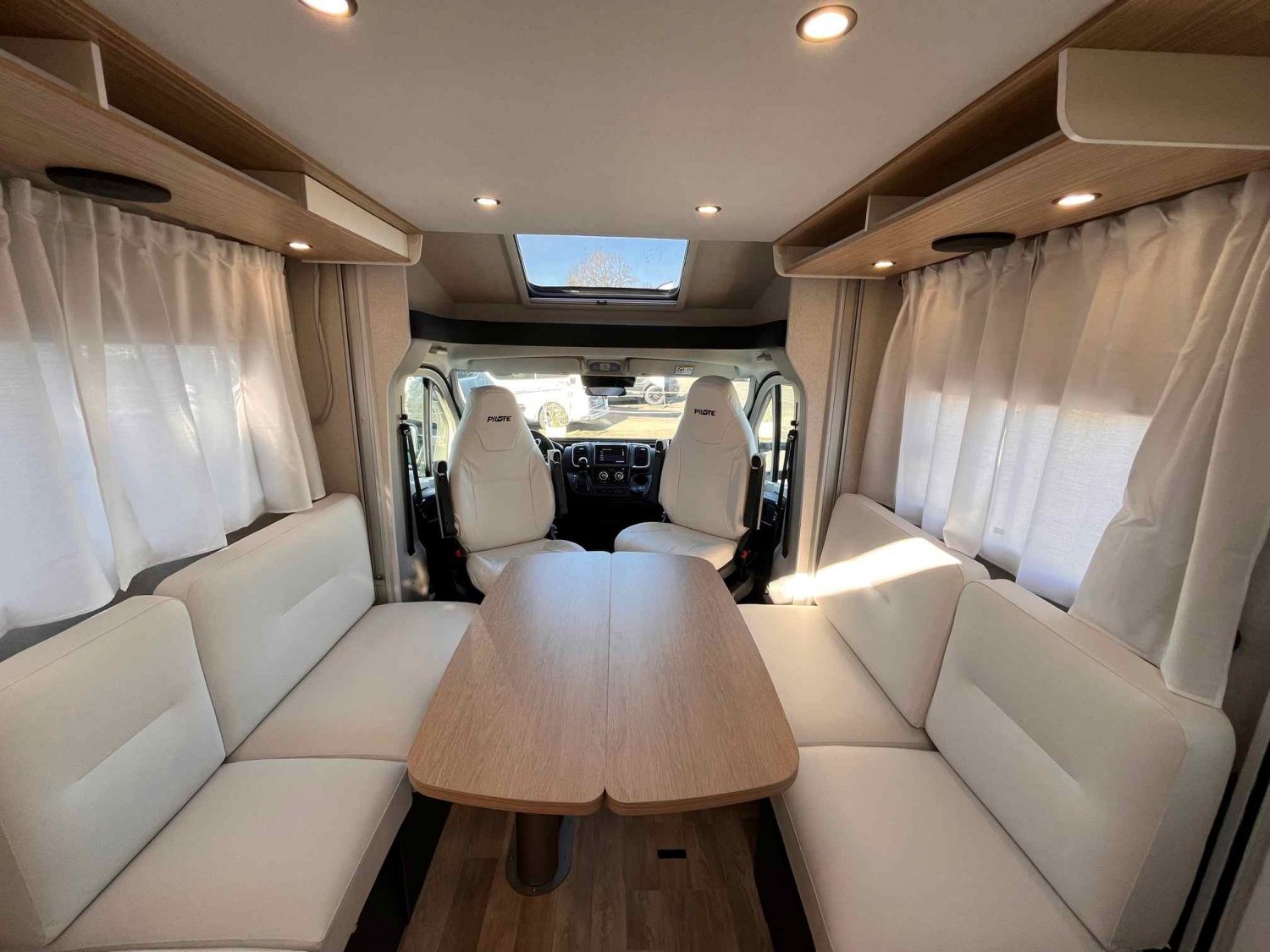 Champion Caravanes et Camping Car P 690 Pilote