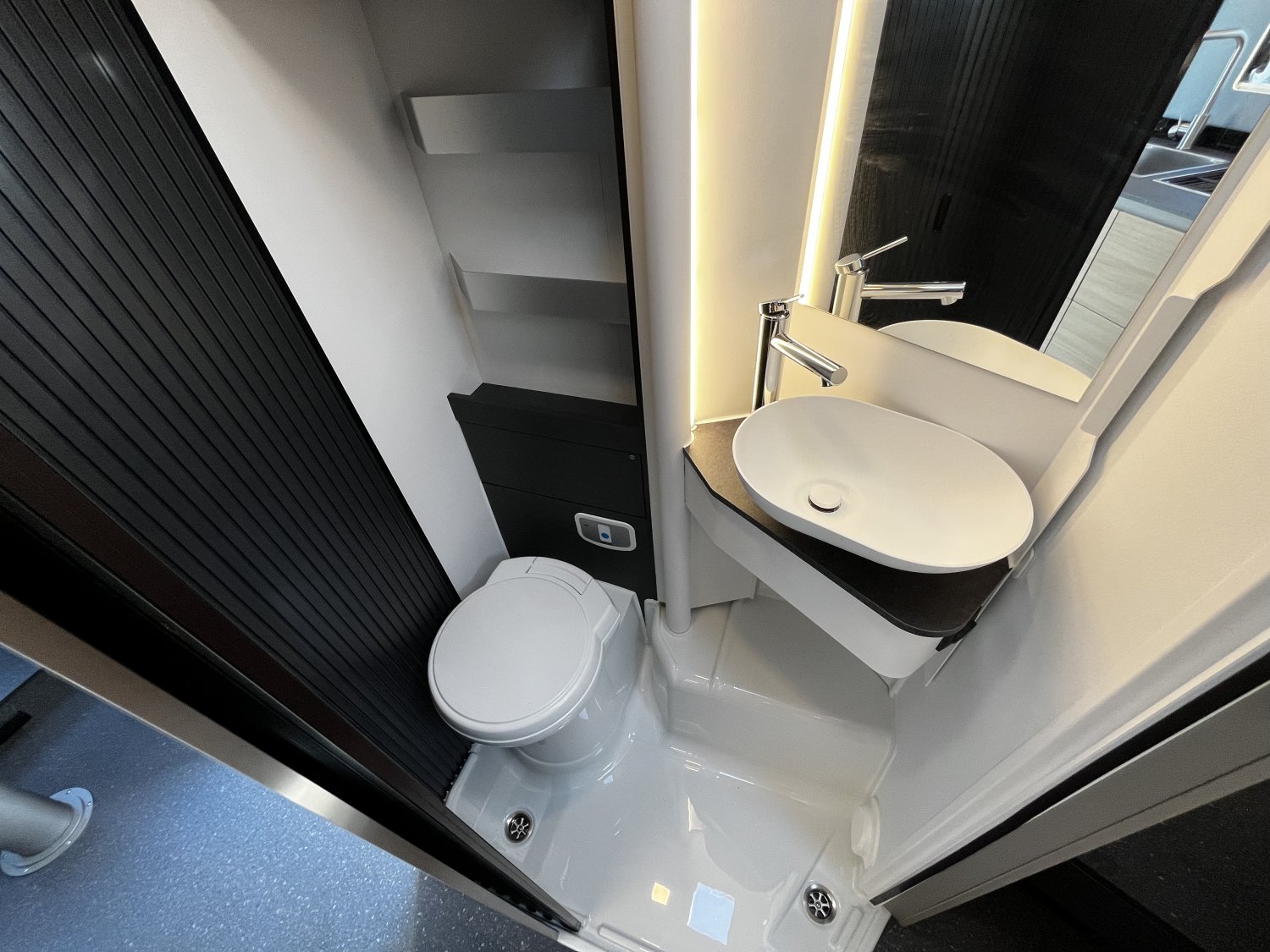 Champion Caravanes et Camping Car COMPACT DC Adria