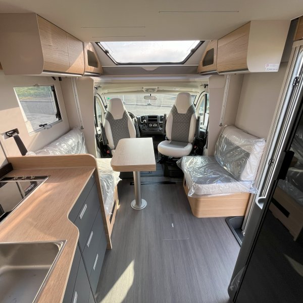 Champion Caravanes et Camping Car MATRIX 650 DC 60th Adria