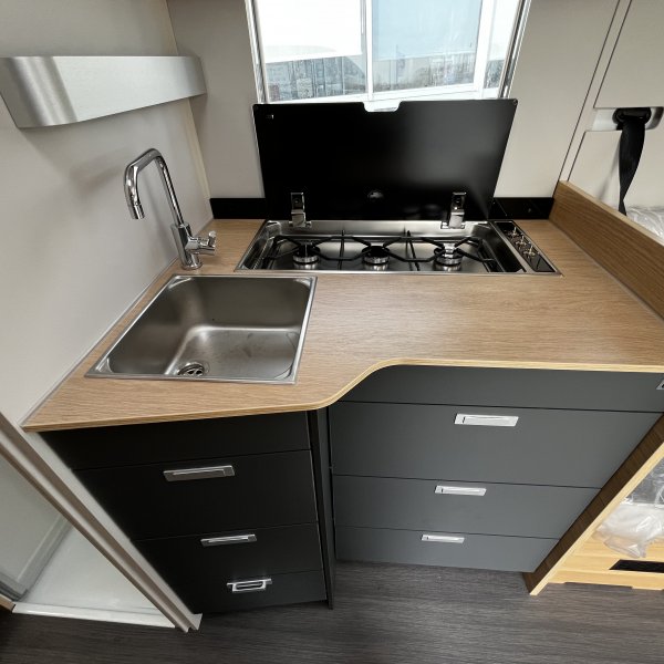 Champion Caravanes et Camping Car MATRIX 650 DL 60th Adria