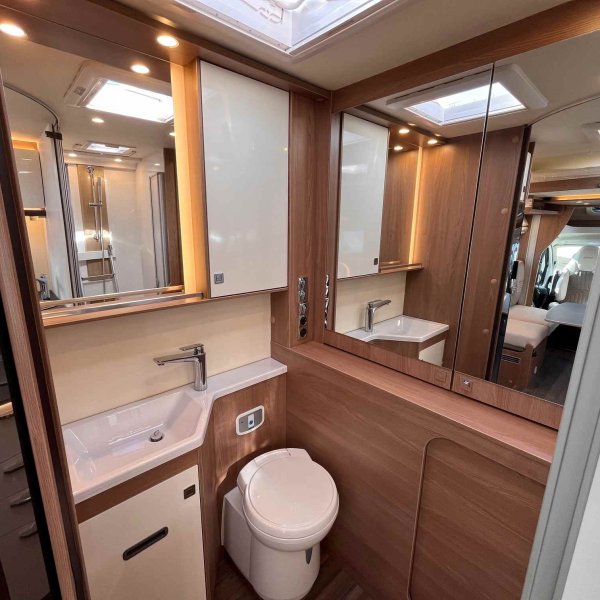 Champion Caravanes et Camping Car LYSEO 684 G Burstner