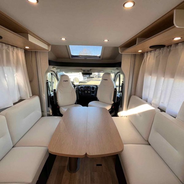 Champion Caravanes et Camping Car P 690 Pilote