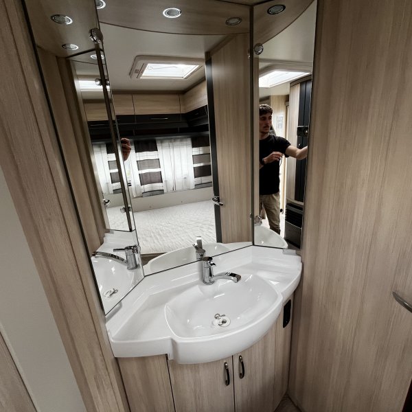 Champion Caravanes et Camping Car De Luxe Edition 460 UFe Hobby