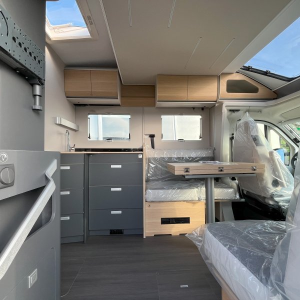 Champion Caravanes et Camping Car MATRIX 650 DC 60th Adria